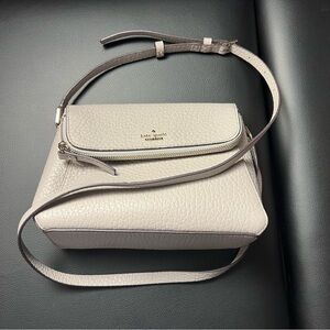 Kate Spade Carter Berrin Crossbody Soft Taupe. WKRU595